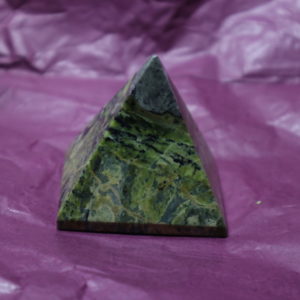 Serpentine Pyramid - Medium